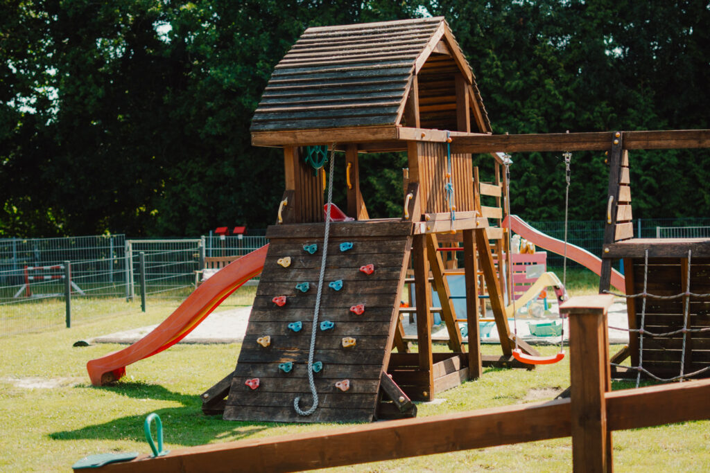 Klettergerüst mit Rutsche auf dem Spielplatz
