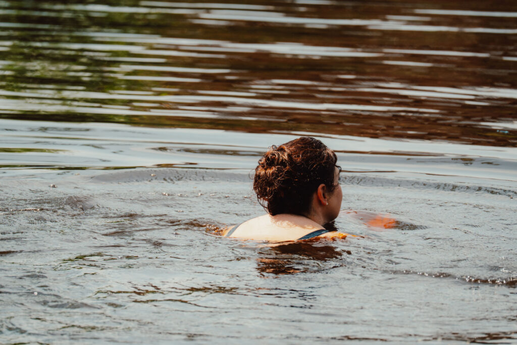Schwimmen im Natursee