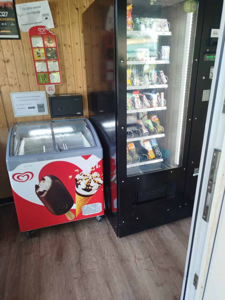 Eistruhe und Automat in der Kaffeebar beim Ponyhof Niers