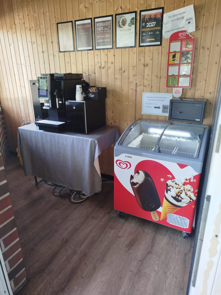 Kaffeebar beim Ponyhof Niers mit Kaffeevollautomat und Eistruhe